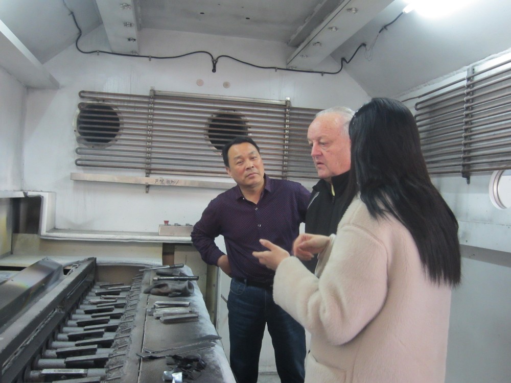 Manufacturing Vacuum Metallizer Needs 380V Vacuum Metallizer Machine for Plastic Coating