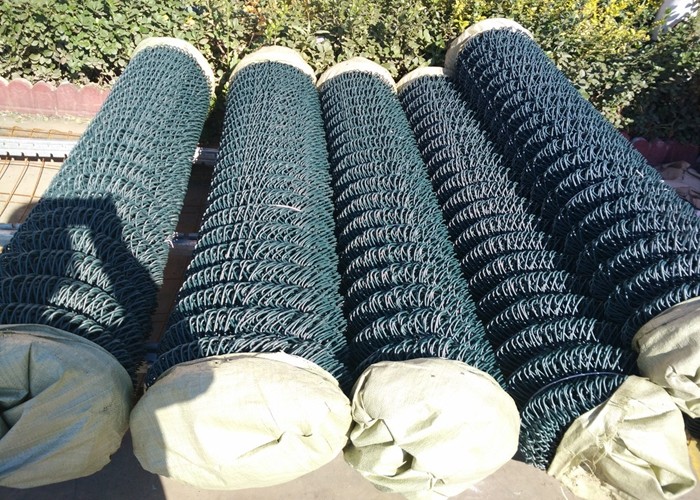Green Metal Chain Link Mesh Fence Anti Corrosive High Strength Size Customized