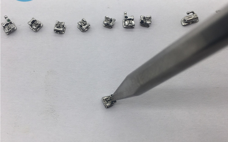 Torque Designed Metal Dental Braces With Double Wings Constructure Smooth Surface