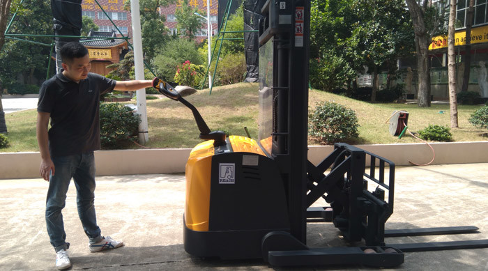 2000kg Electric Reach Warehouse Forklift Trucks Walking Type 500mm Reach Distance