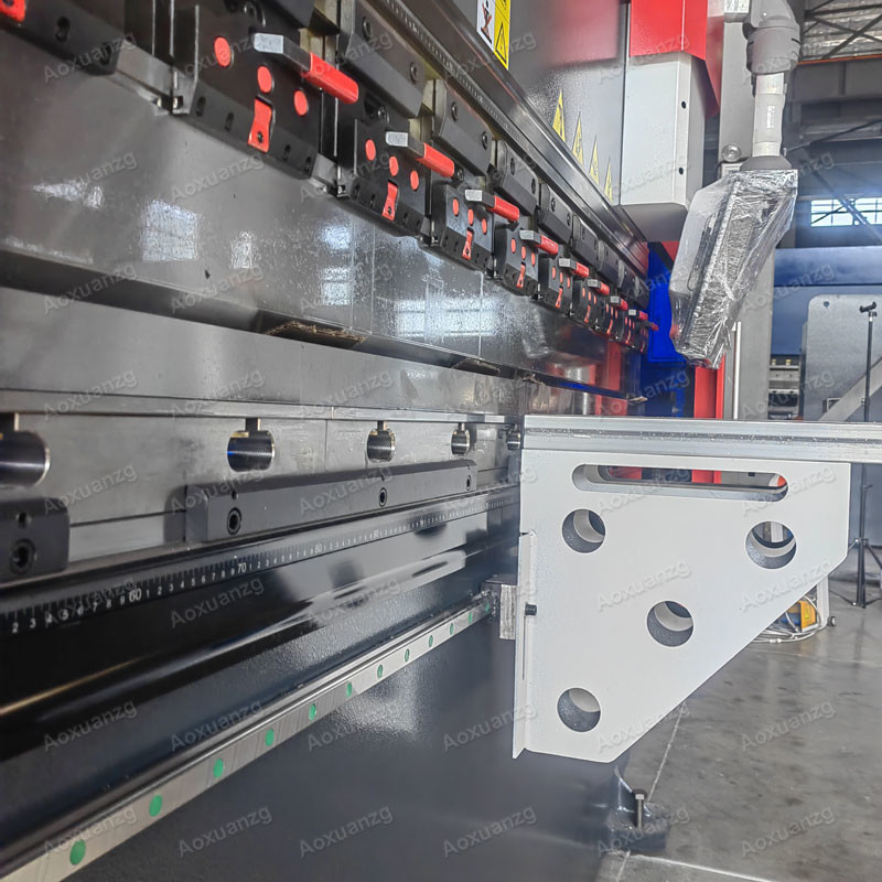 Thickness 1.5mm Stainless Steel Hydraulic CNC Press Bending Machine Force 630kn Press Brakes