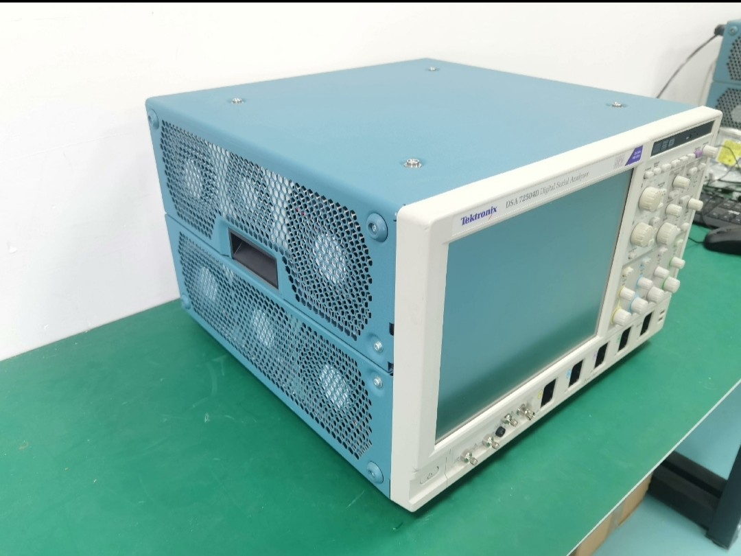 Tektronix DSA72504D Oscilloscope 25 GHz Digital Serial Analyzer 4 Analog Channels Used Pre Owned