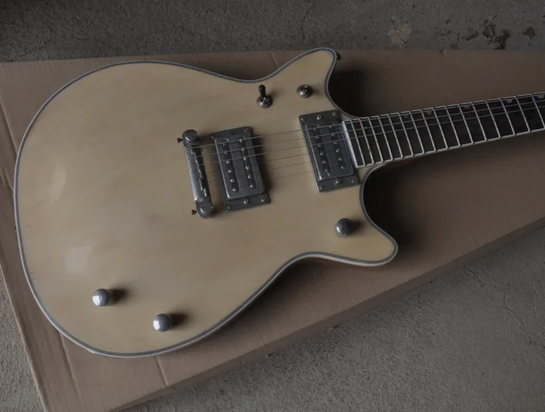 Factory Customized New Natural Wood Color Electric Guitar with A Top Quality