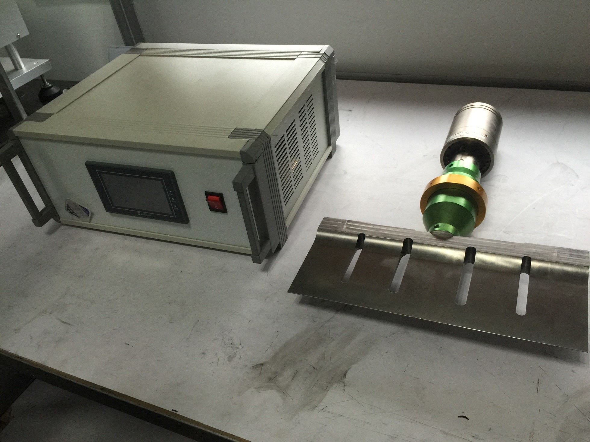 Blade Length 255mm Titanium Ultrasonic Food Cutter with External Air Cooling and PLC control System