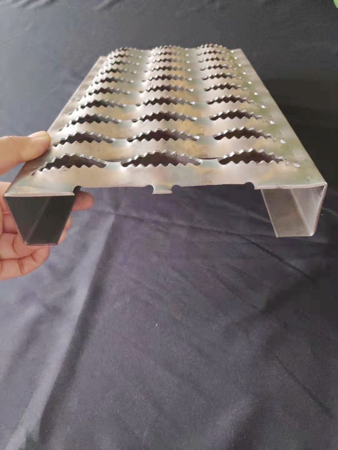 Industrial Mezzanines Diamond Safety Grating Aluminum Metal Stair Treads Anti Skid