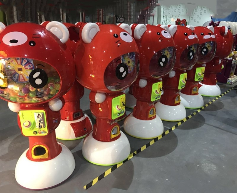 2022 arcade coin operated cute bear capsule lollipop toy vending machine for indoor game zone