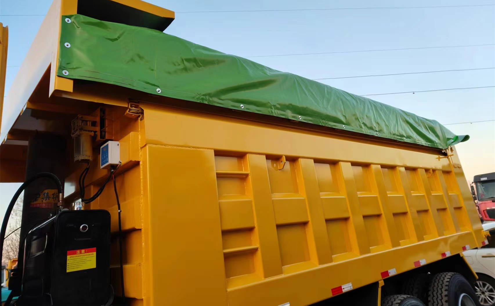 Sino Truck Dumper New Big Bucket 30 Tons 6*4 Howo Tipper With Cover New Tires Single Sleeper
