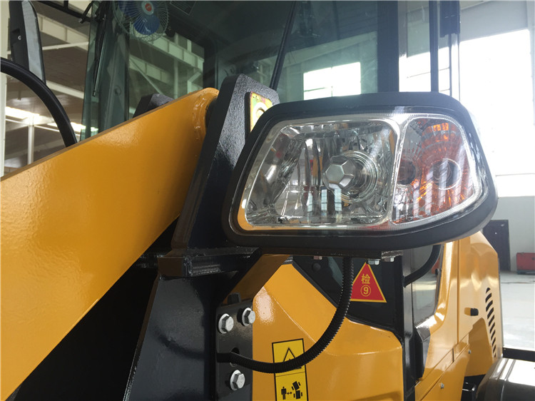 4 Wheels Drive 2 Ton SNSC Wheel Loader ZL928 Heavy Duty Loaders from SNSC for Industrial