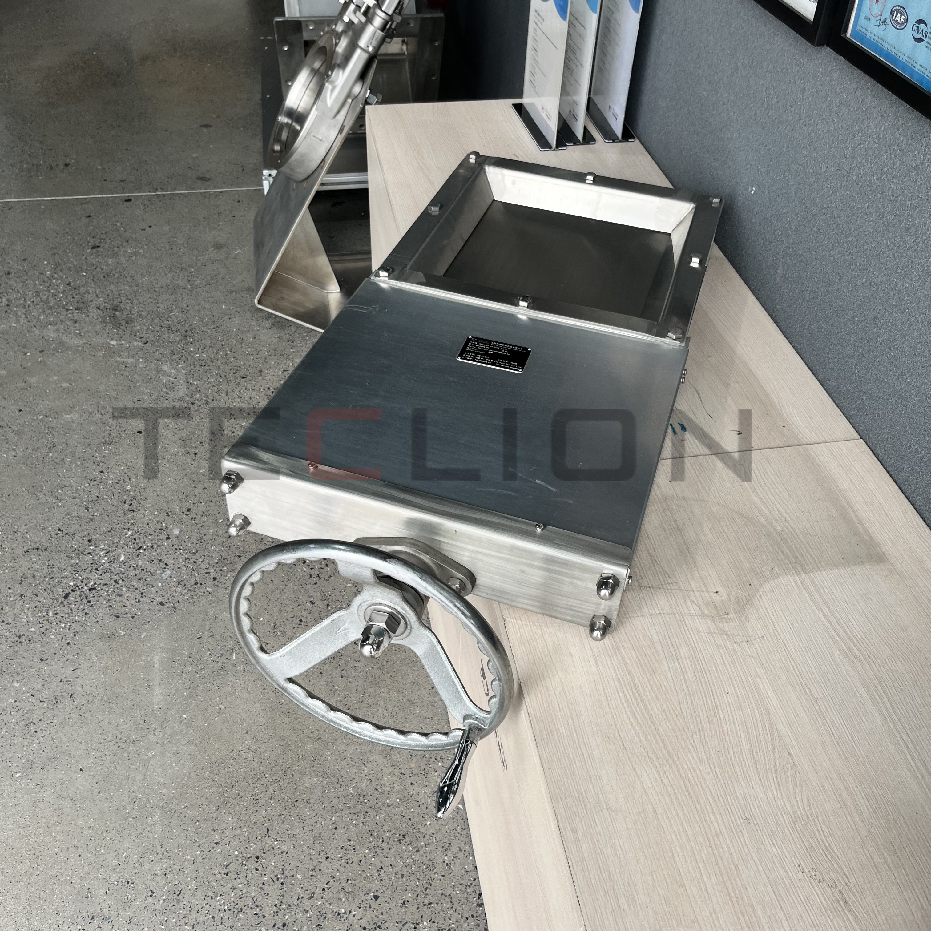 Square mouth knife gate valve suitable for PP PE particles