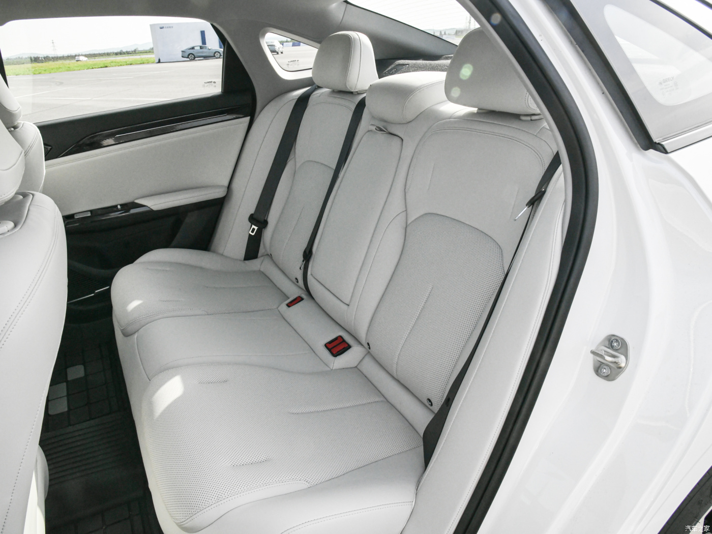 Geely Auto Galaxy L6 2023 1.5T DHT 125km Hybrid LHD Sedan Yinhe L6 Electric Sedan Maximum Power of 287kw for B2B Markets