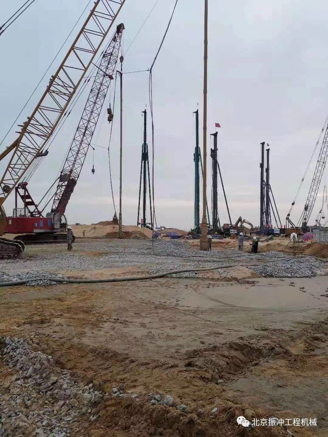 Vibro Floatation Technique Equipment 130 Kw 377mm Vibro Piling Contractors For Soft Soil Layer Improvement