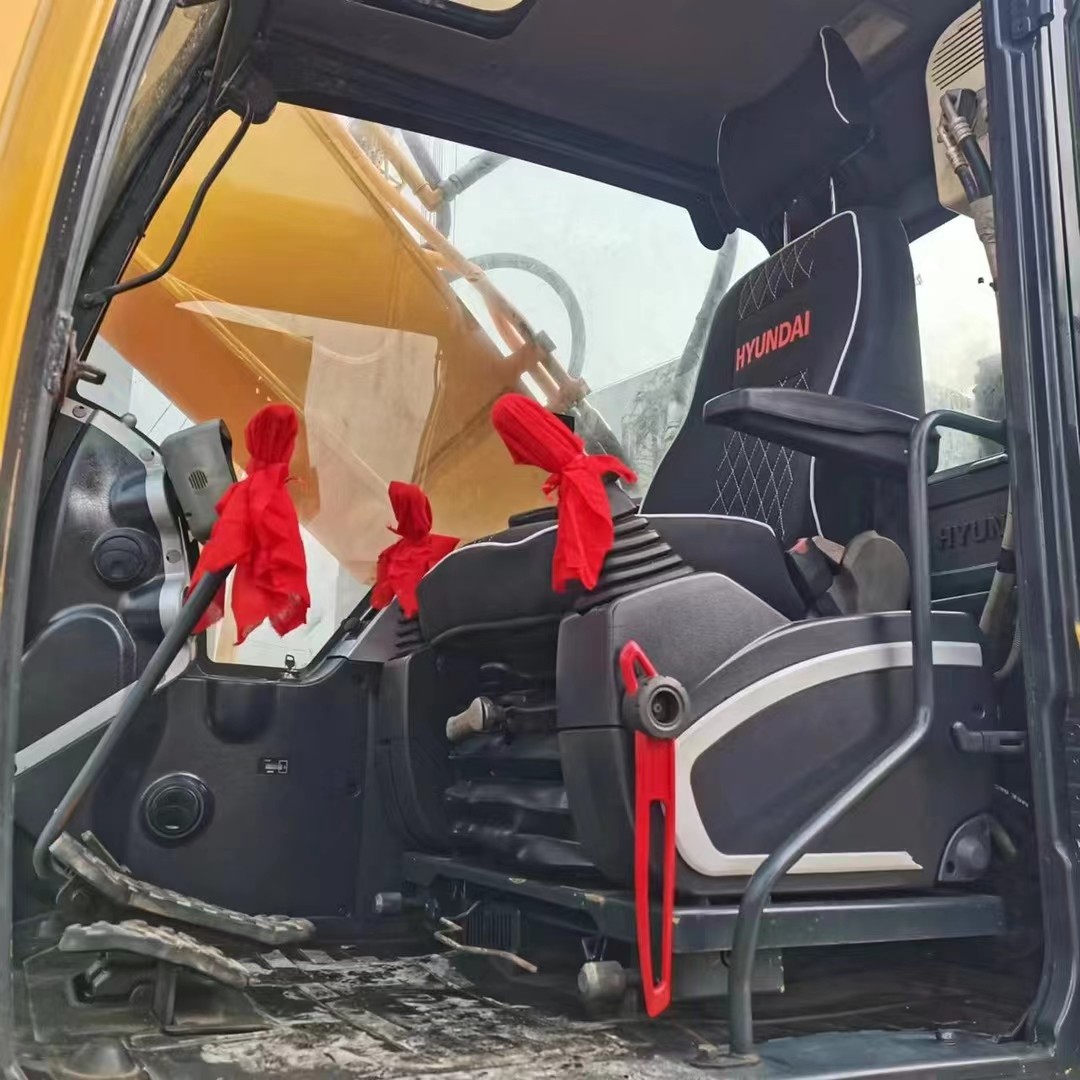 A second-hand Hyundai 305lc-9T tracked excavator in good condition