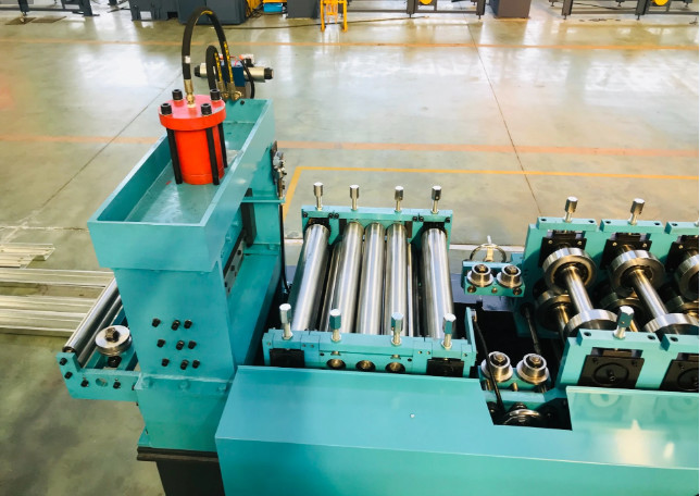 Automated CZ Purlin Roll Forming Machine Stud And Track Cold Roll Former 5.5kw