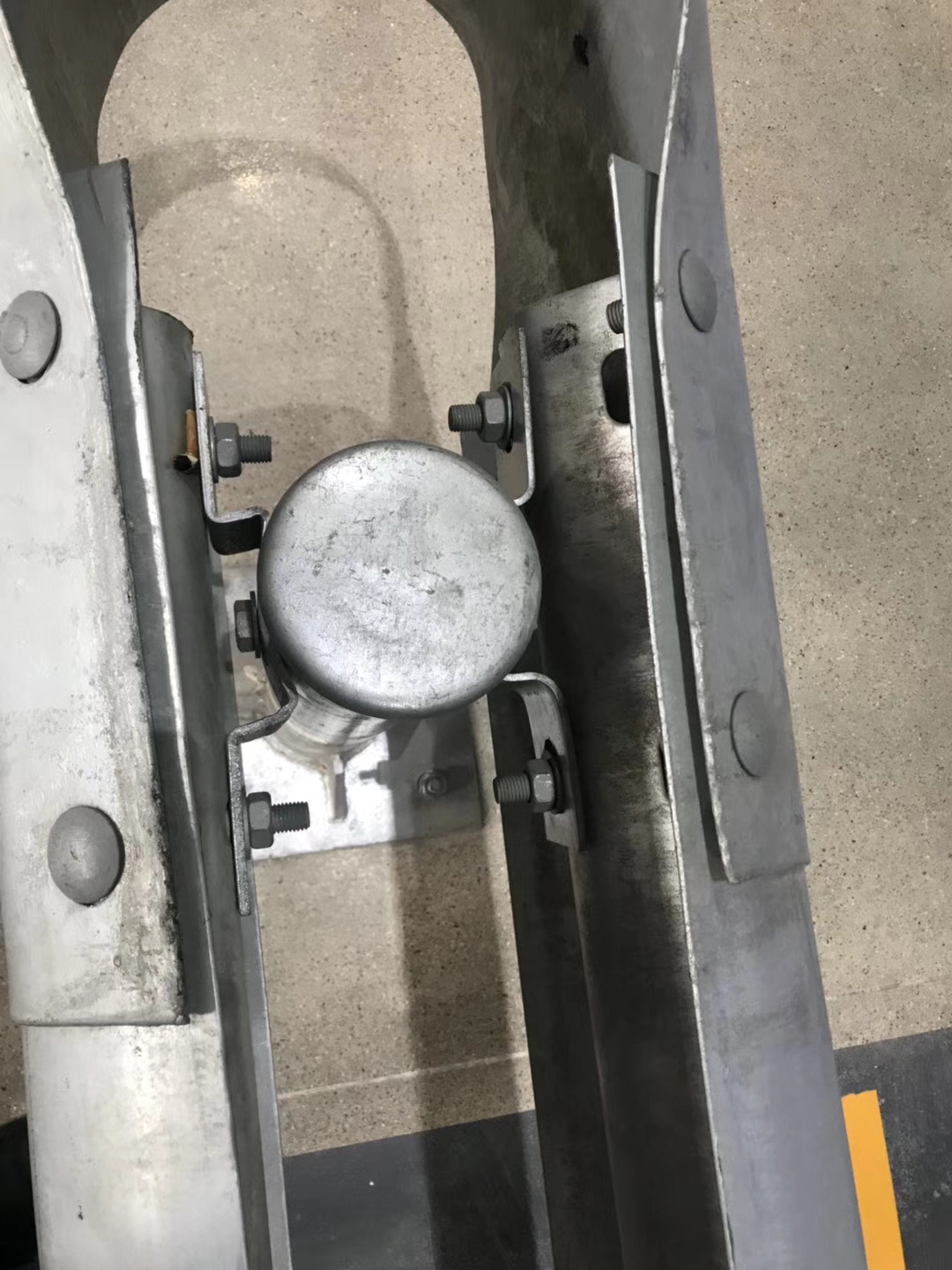 Straight Barrier Galvanized Steel Round Post for Traffic Security and Protection