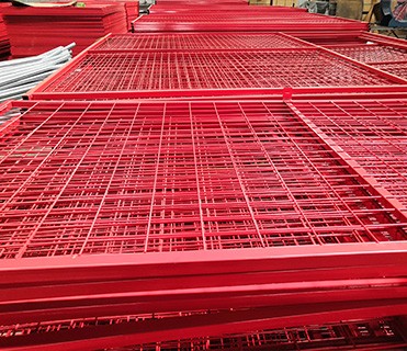 H8’/2430mm*W10’/3048mm temp fence1.2"/30mm *1.5mm wall thick mesh spacing 2"x4"/50mmx100mm*8gauge powder coated interpon