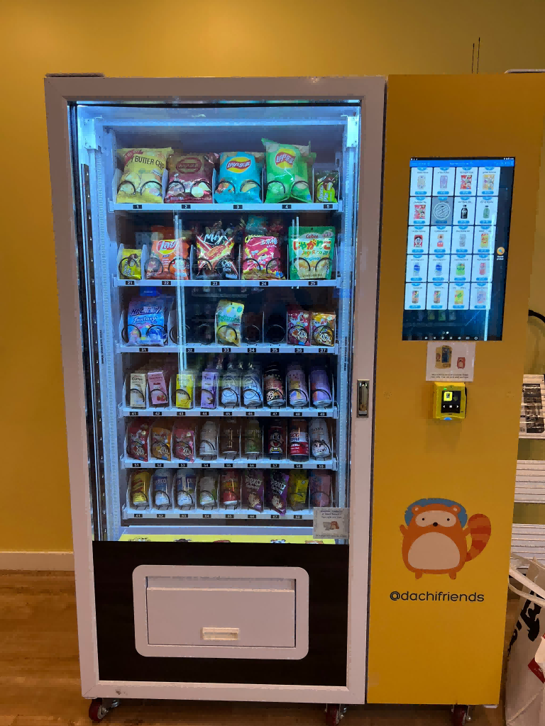 Hot selling 22 inch touch screen snack drink vending machine with cooling system in Malaysia airport