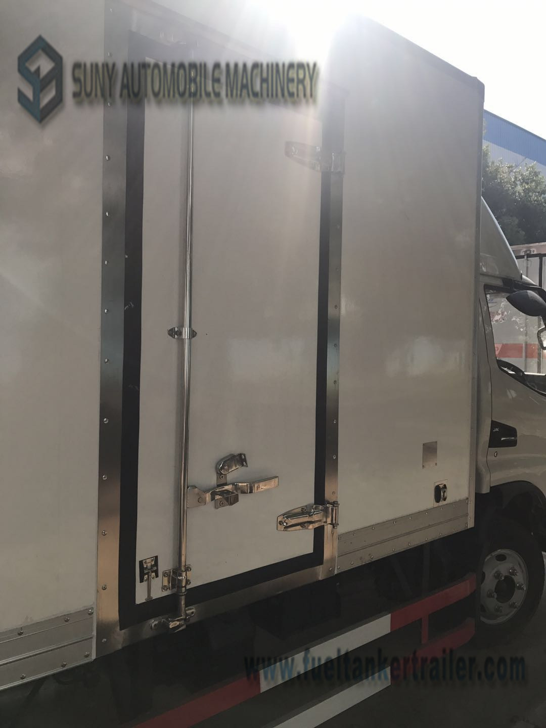 1-4 Ton JAC 4x2 Light Refrigerator Van Truck / Dry Box Van Cargo Truck 3308 Mm Wheel Base