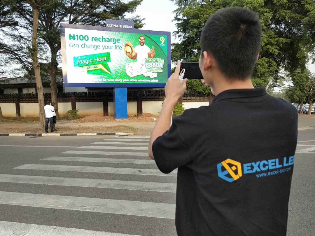 Shopping Mall Advertising Full Color Mirror Floor Standing Rental Led Display P2.5 Poster Led Screen