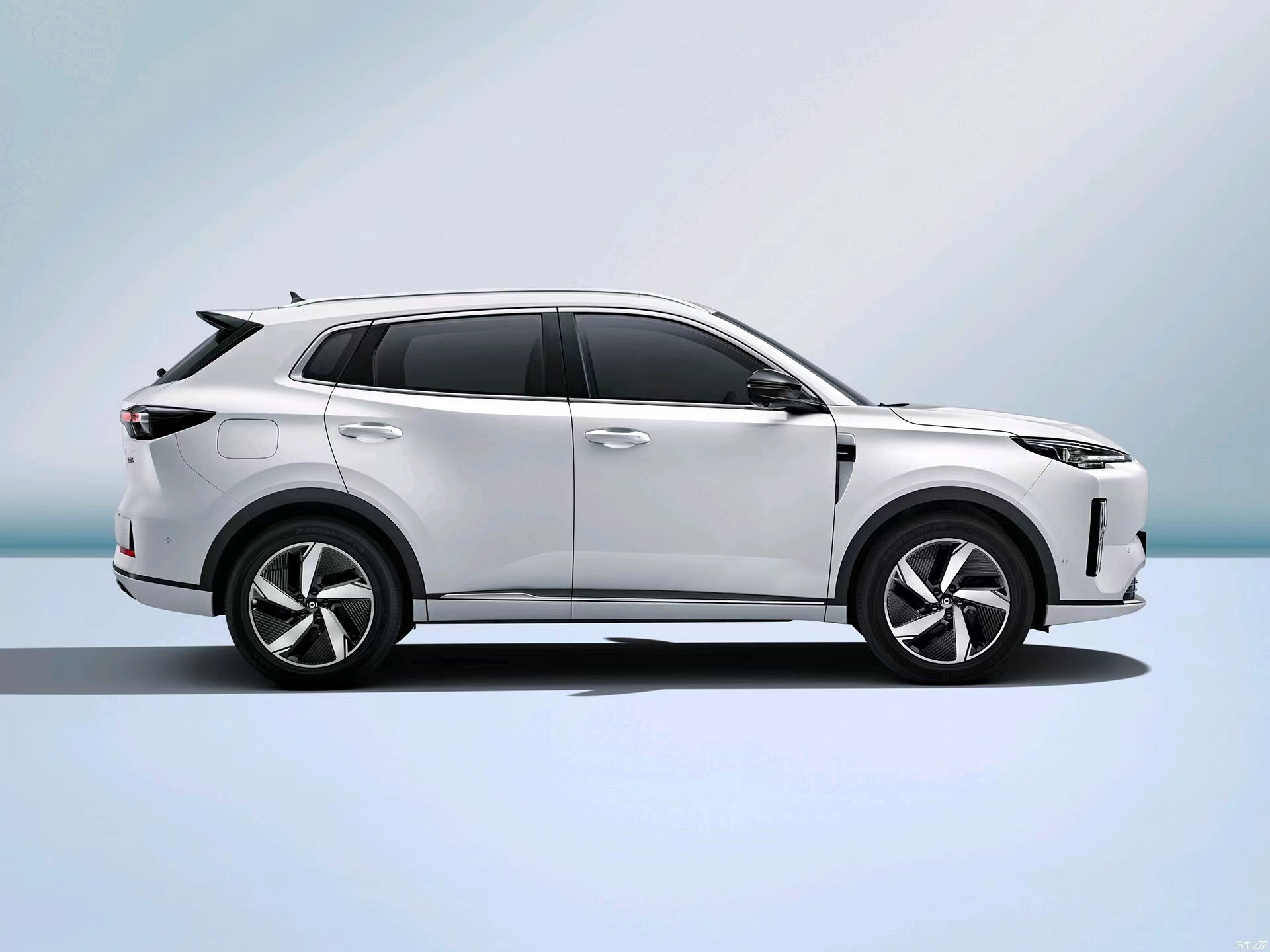 Plug-in Hybrid Electric Car Changan Qiyuan Q05 60 Pro 1.5L Fast Charging Compact Energy Vehicle Length * width * height