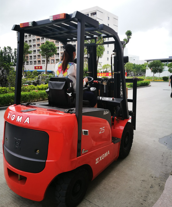 2.5 Ton Electric Forklift Truck With 3 Stage 4.5m Container Mast Compact Structure