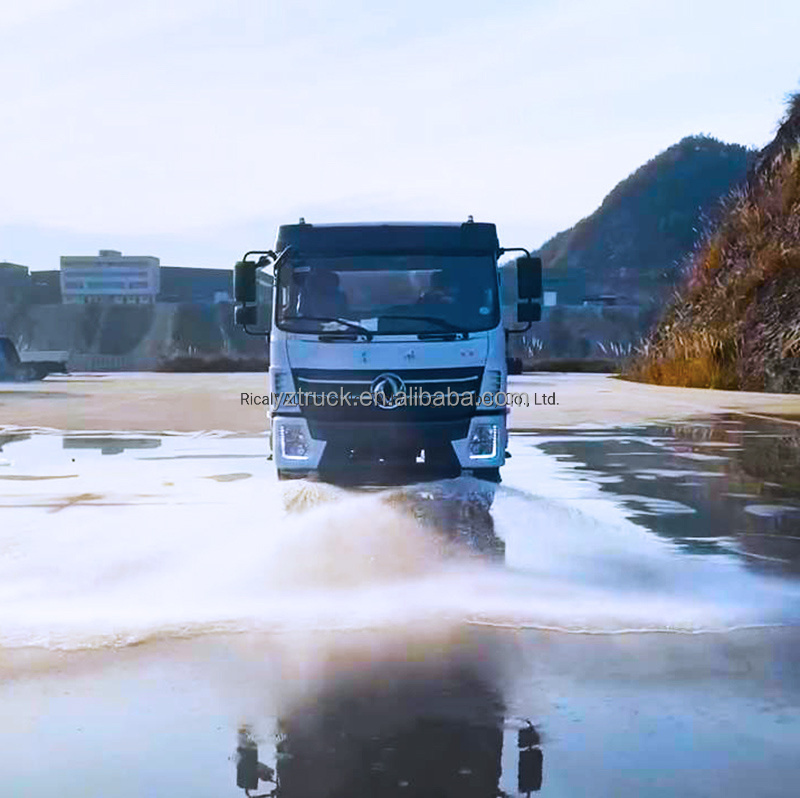 Dongfeng 9.4 Liters Water Tank Truck 136Kw Diesel Power Multi-function Road Sprinkler