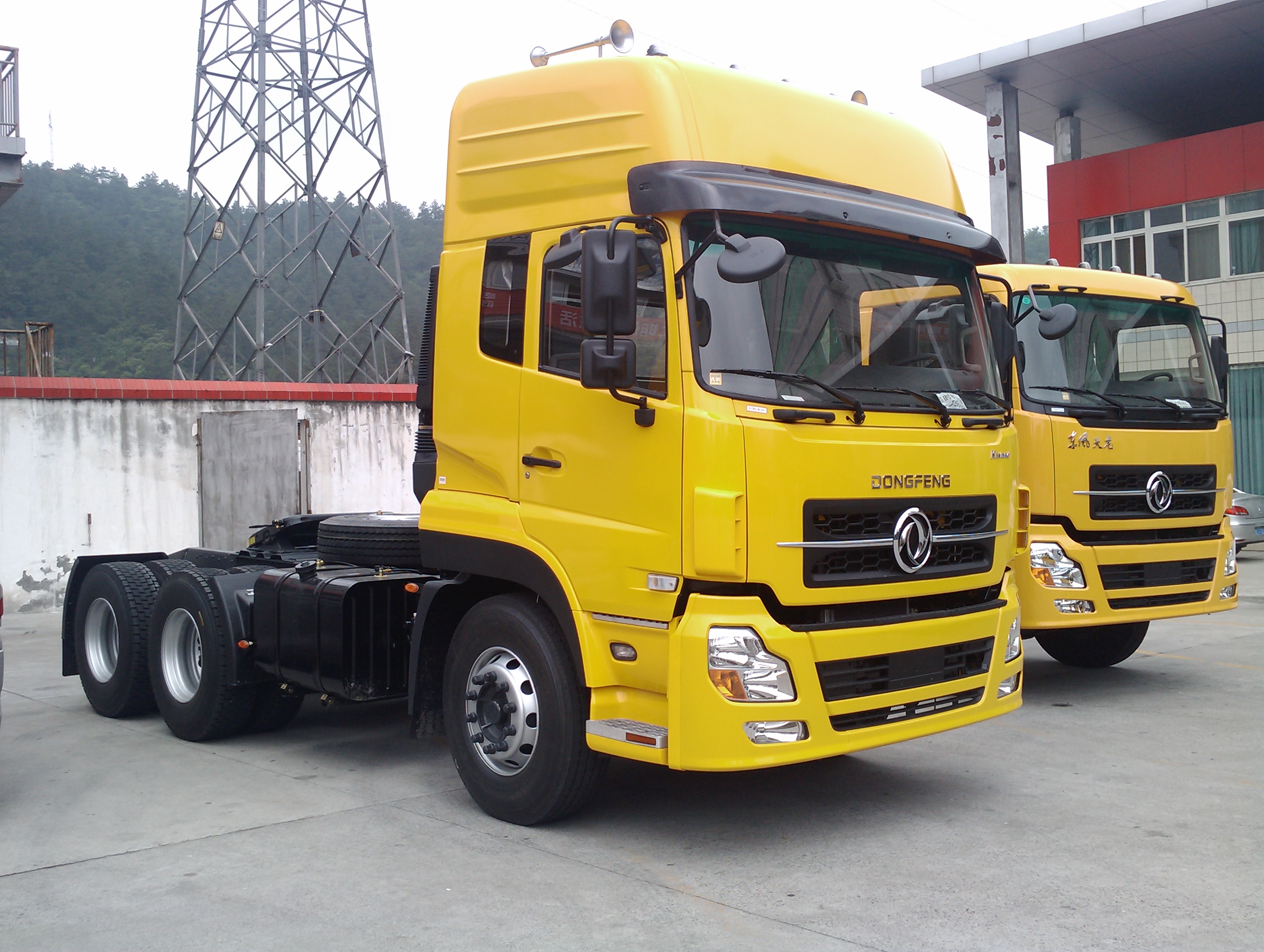Dongfeng 4x2 Cargo Truck Van with 8.67 Ton Loading Capacity and Cummins 245 Hp Engine