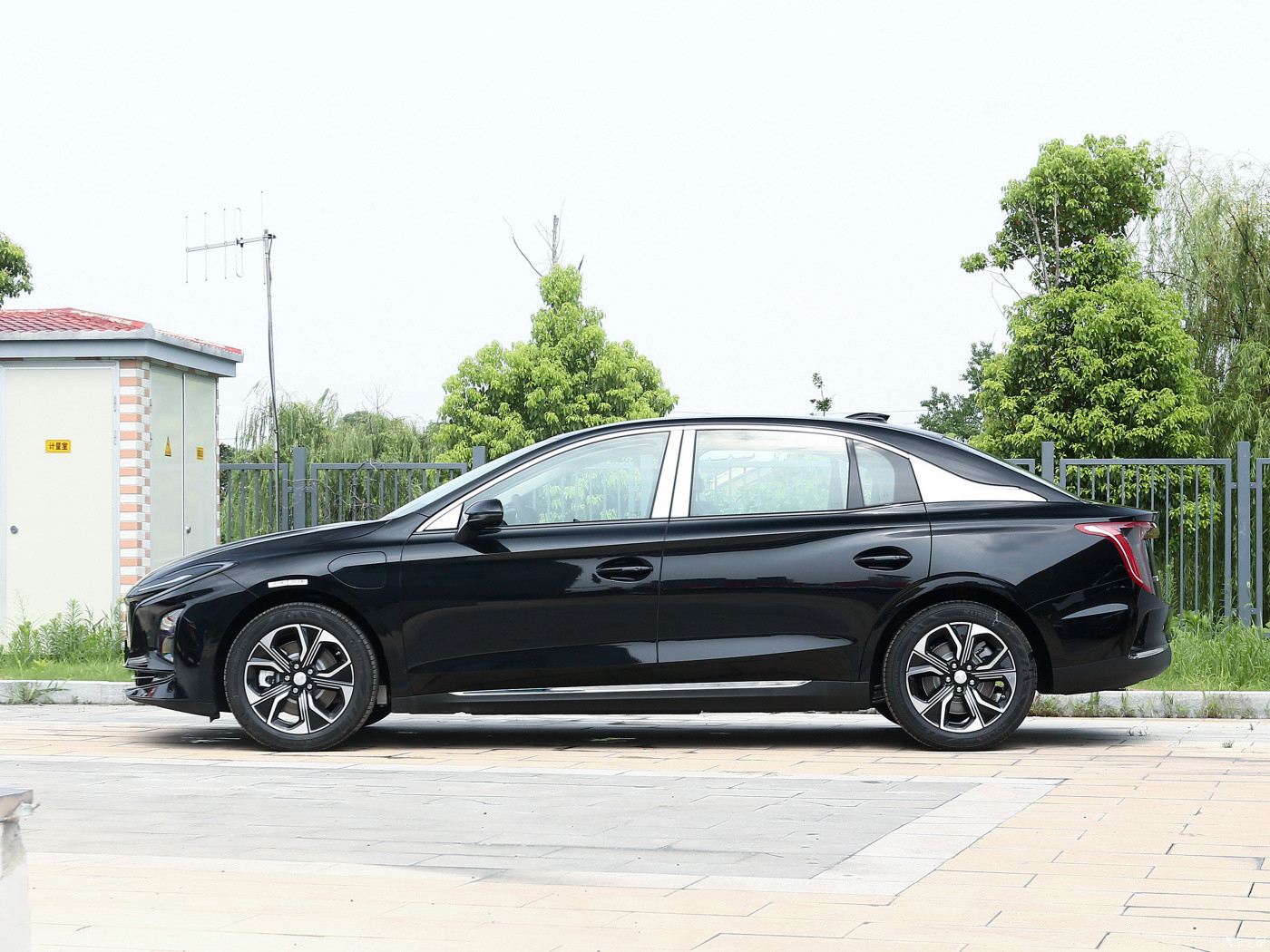 Hongqi E-QM5 Luxury EV Sedan Midsize For Online Ride Hailing