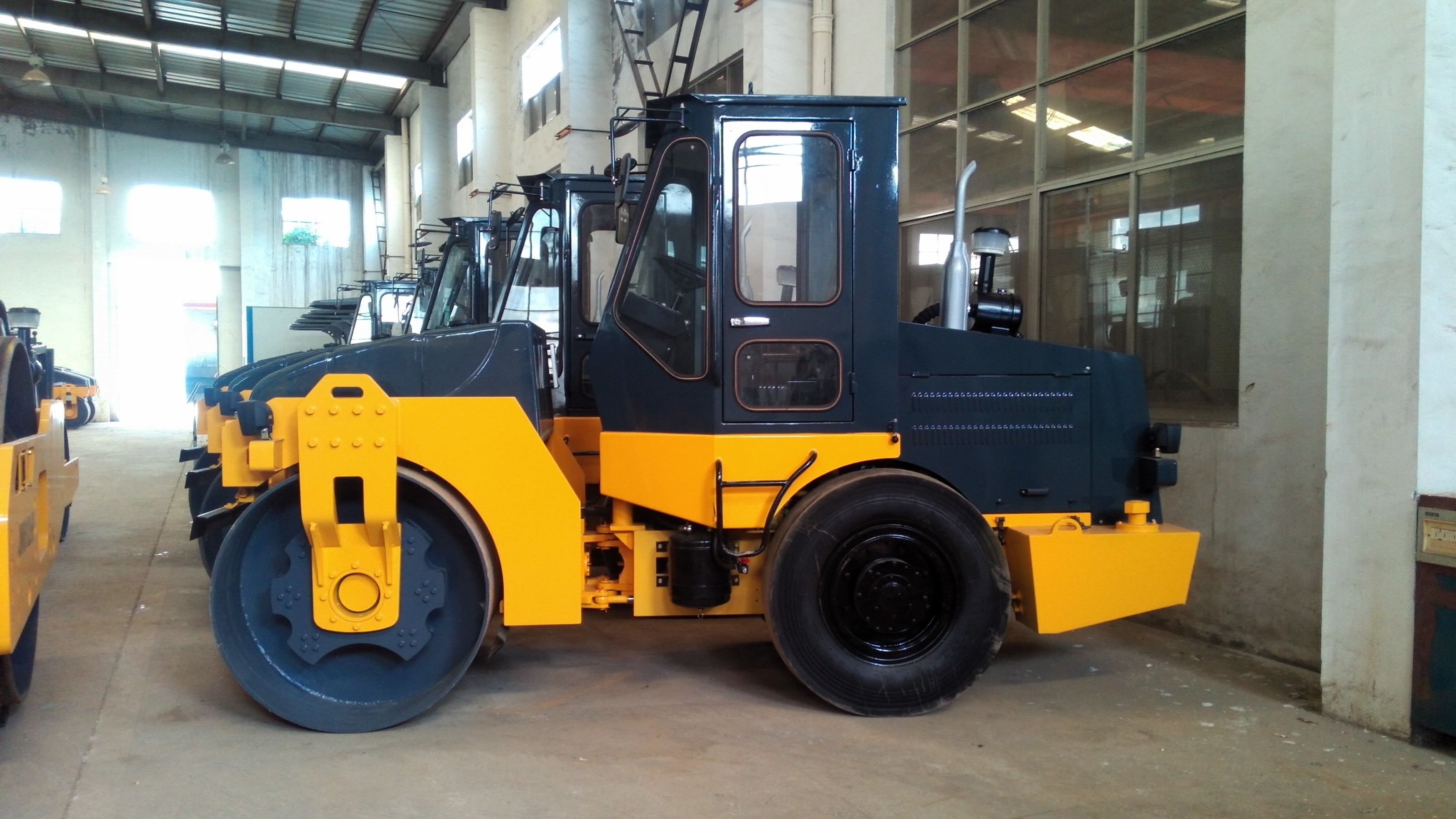 42 Kw Road Construction Equipment , Super 6 Ton YZ6C Closely Road Shoulder Compactor Single Drum Vibratory Roller