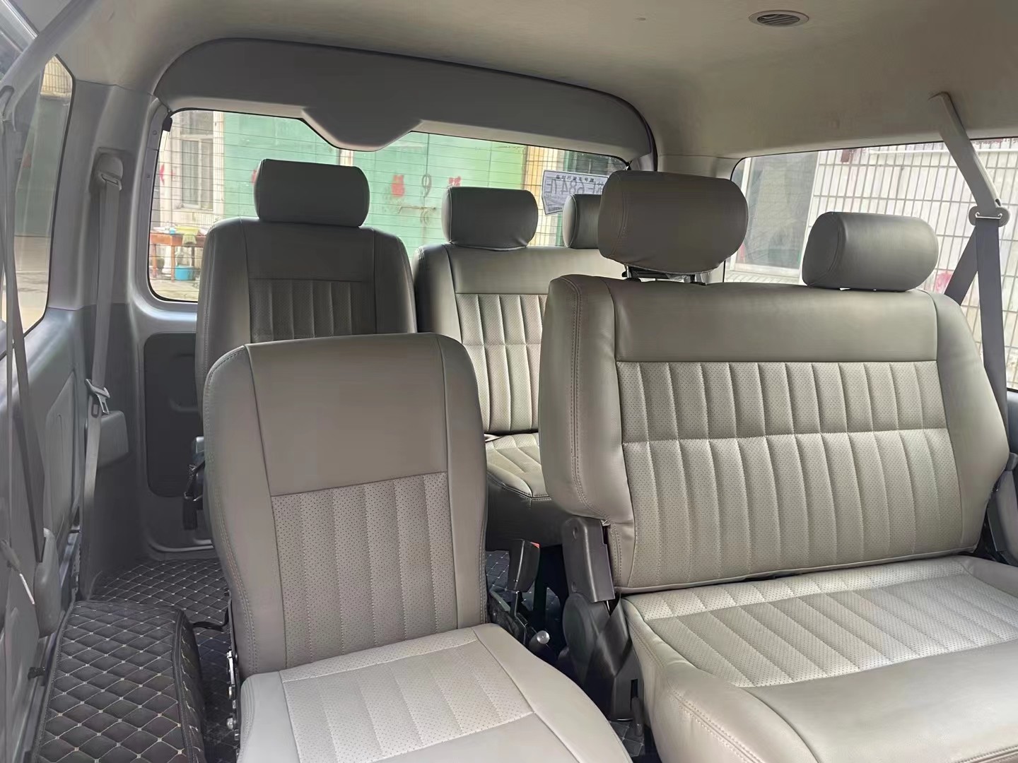 2015 Year 10 Seats Used Toyota Hiace Mini Bus With 2TR Engine Gasoline