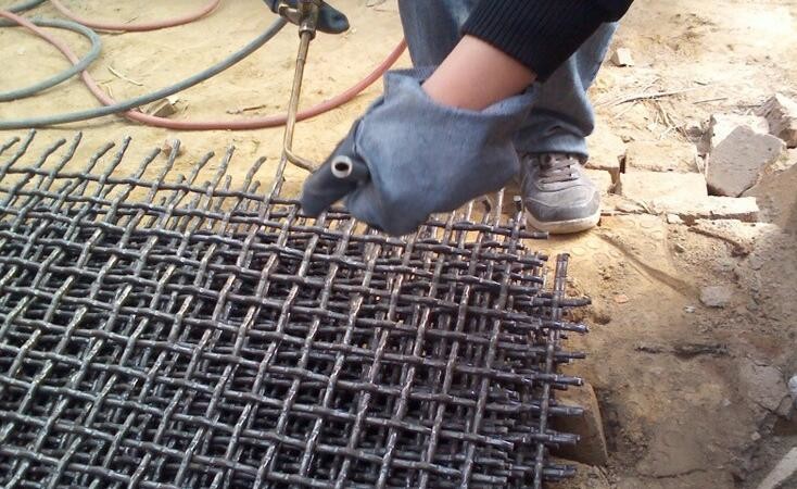 Manufacturer-Supplied Crimped Wire Mesh: Offering a Range from Black Steel to Stainless and White Steel
