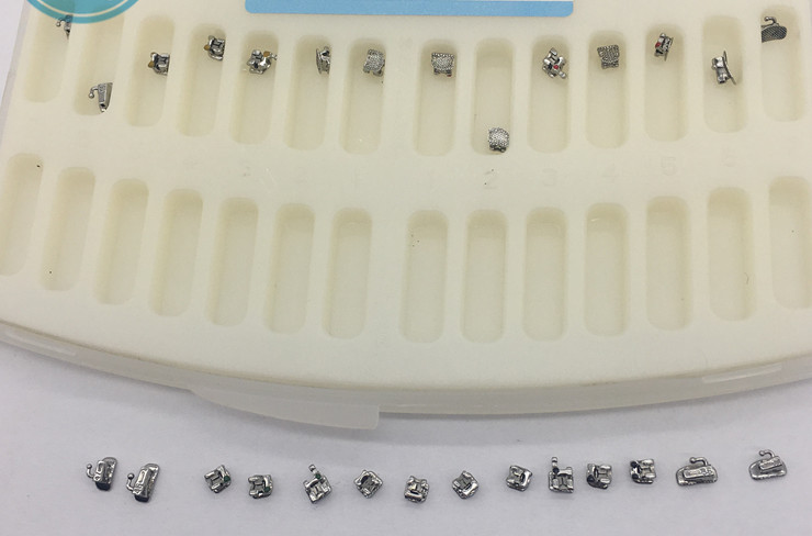 Torque Designed Metal Dental Braces With Double Wings Constructure Smooth Surface