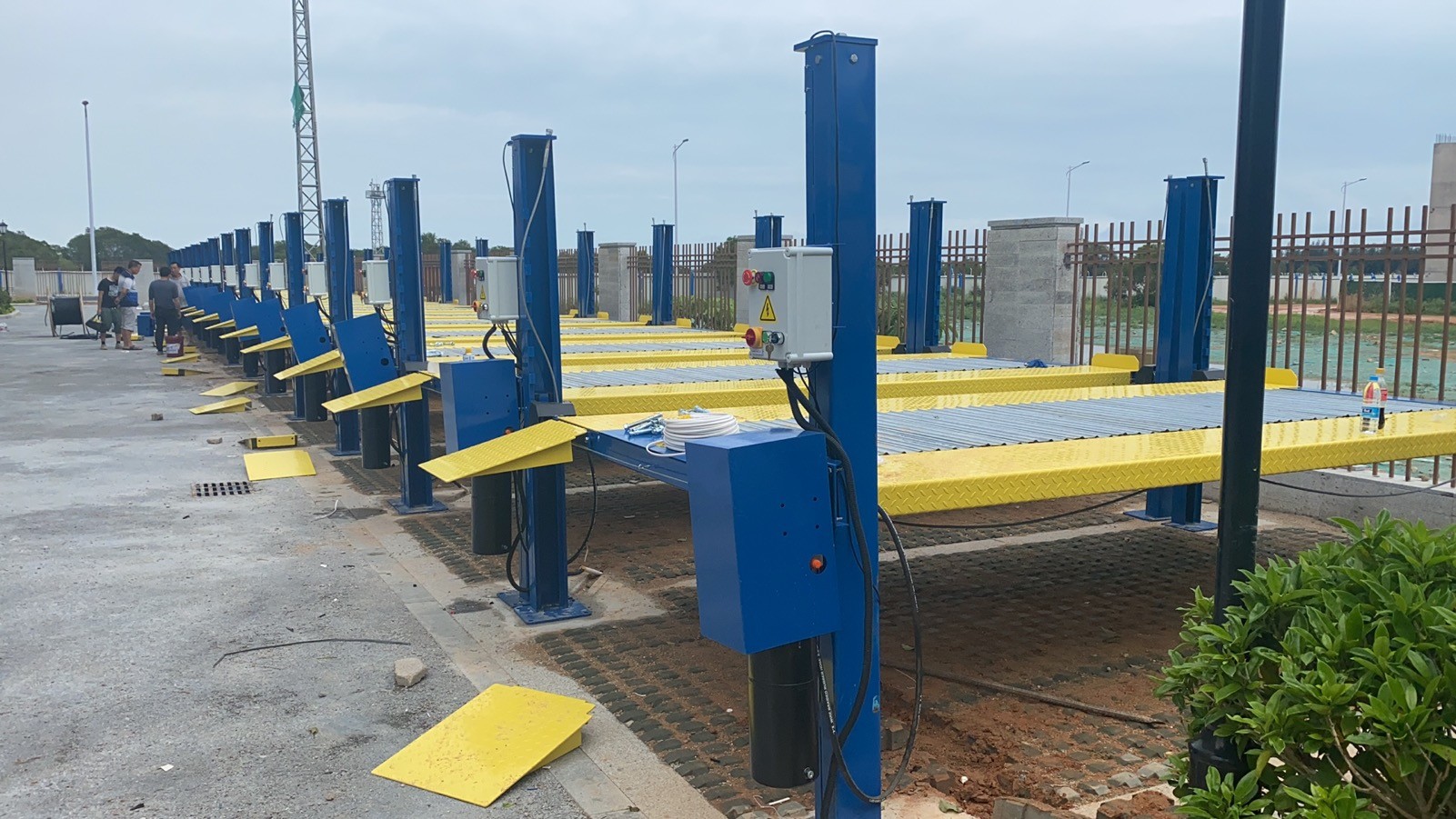 AA4C Outdoor 4 Post Car Parking Lift 4T Capacity 2.2kw Electrical Unlock