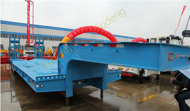 70Tons Low Bed Semi-Trailer Transport Excavator With Mechanical Ramps For Sale