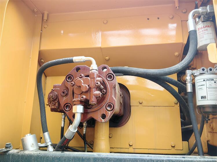 The ORIGINAL Used Hyundai Crawler Excavator R220 with 1.05m3 Bucket Capacity in Shanghai