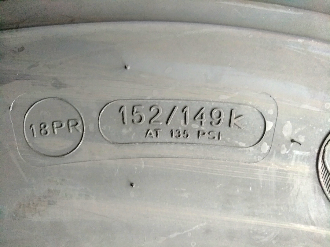 Compact Truck Bus Radial Tyres 12R22.5 Three Improved Zigzag Grooves 3 Years Warranty