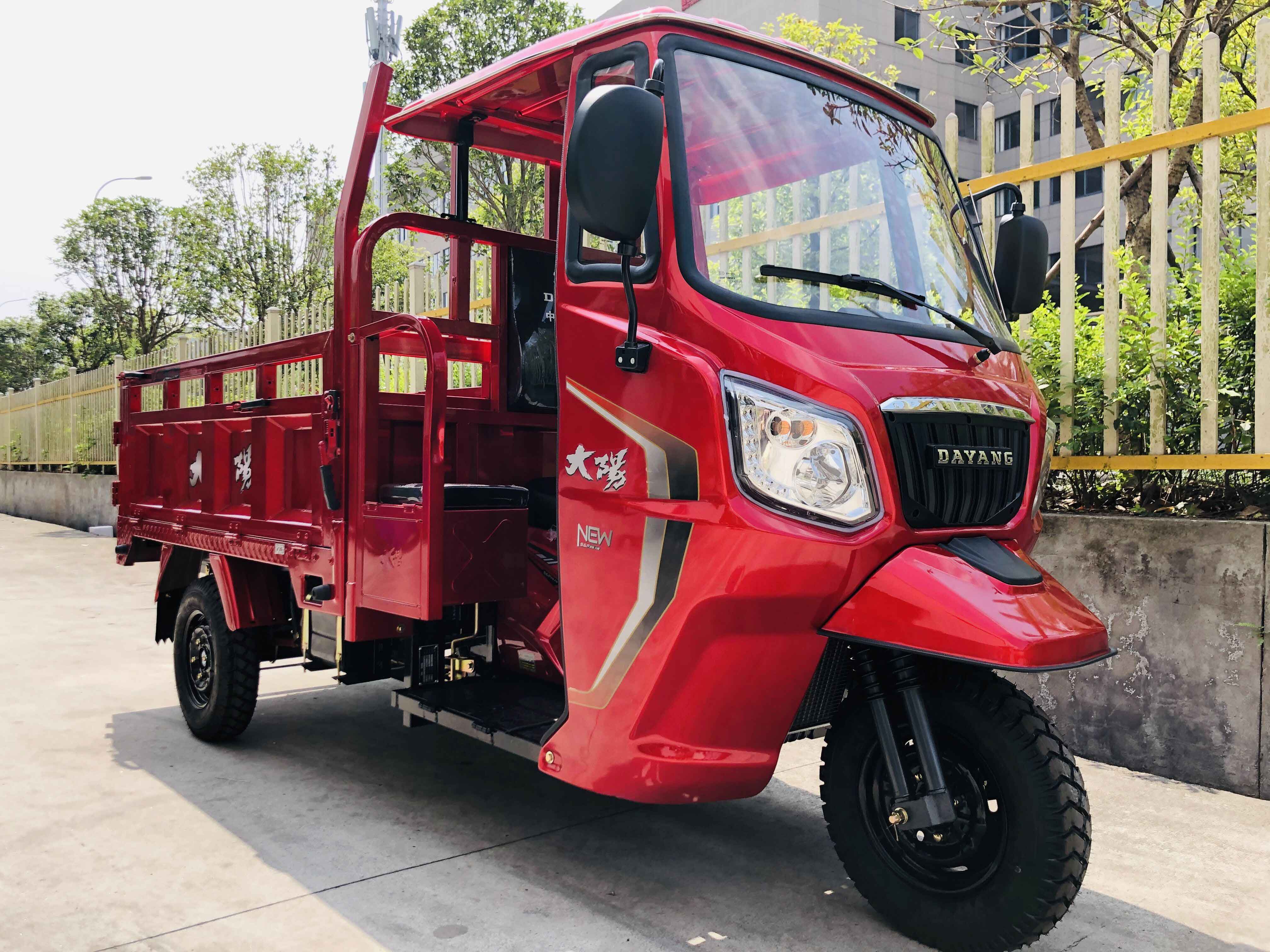 800W DAYANG Semi Cabin Cargo Tricycle with 250cc Engine and Hydraulic Strut Motorcycle