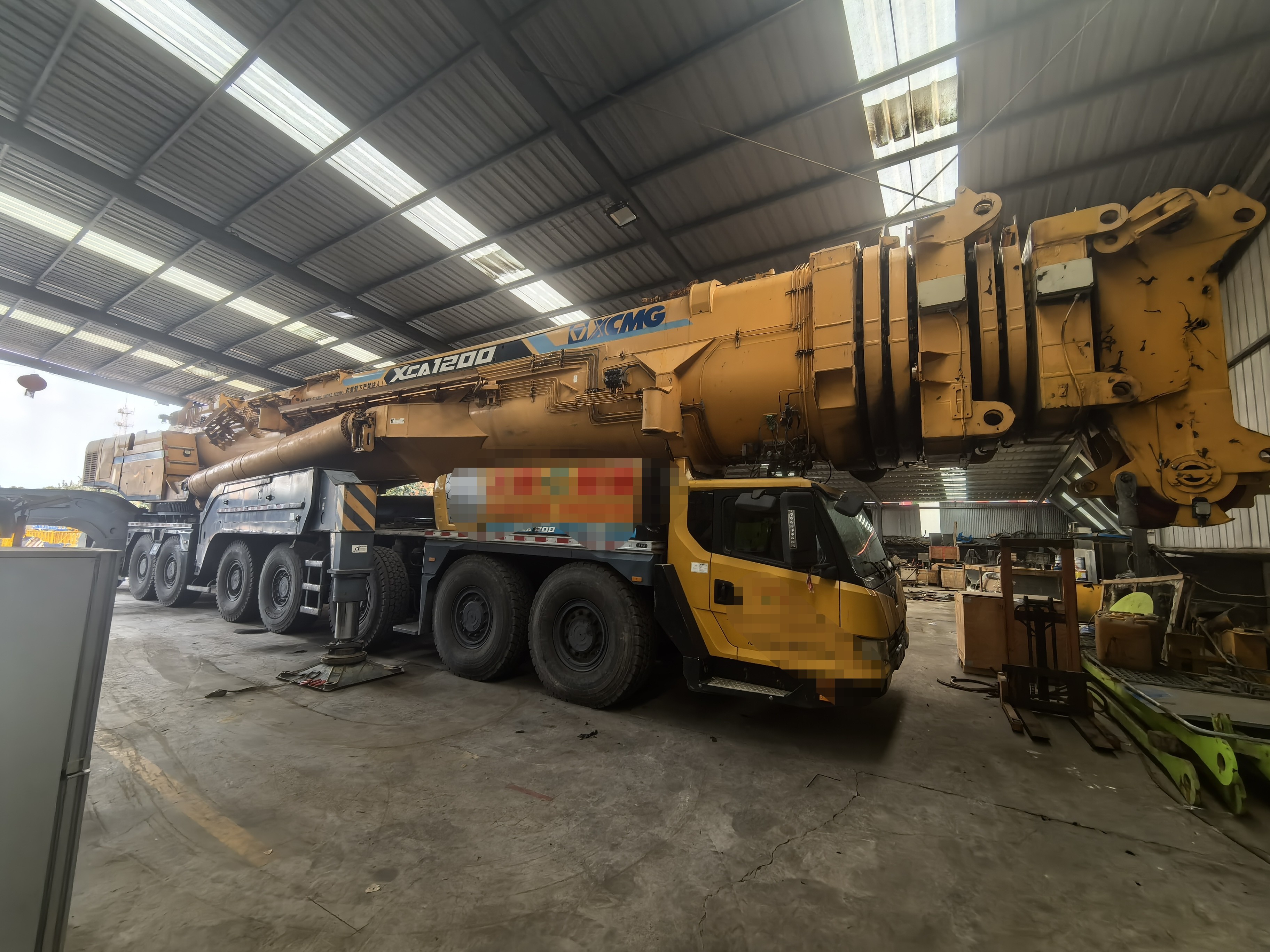 2018model XCA1200-1 all terrain crane Engine: Benz OM502LA+Benz OM460LA Transmission: ZF Axle Brand: German KESSLER Total Counterweight: 170 Tons Main