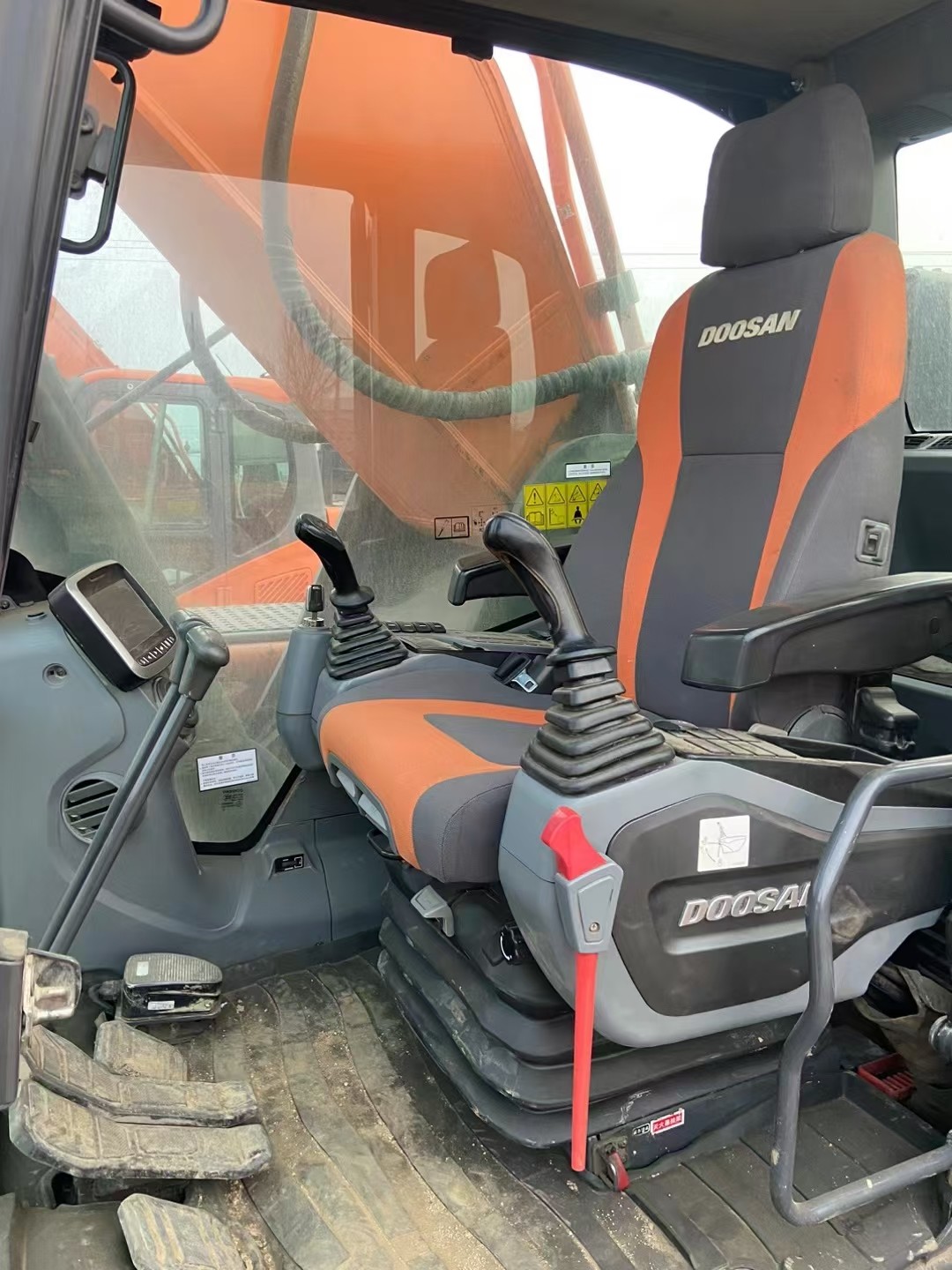 Used Doosan DX520LC excavator, large hydraulic tracked excavator