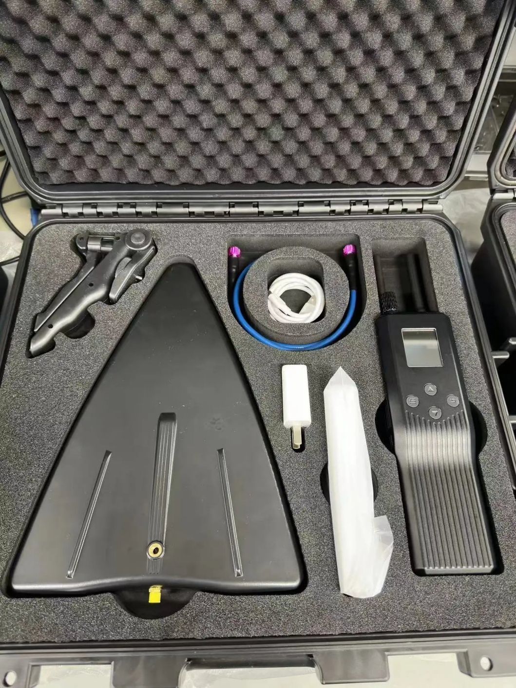 Wearble Drone Detector 2.4G 5.8g Alarm System IP65 with Direction Finding Antenna Body-Worn Device C-Uas Uav Handheld Detector