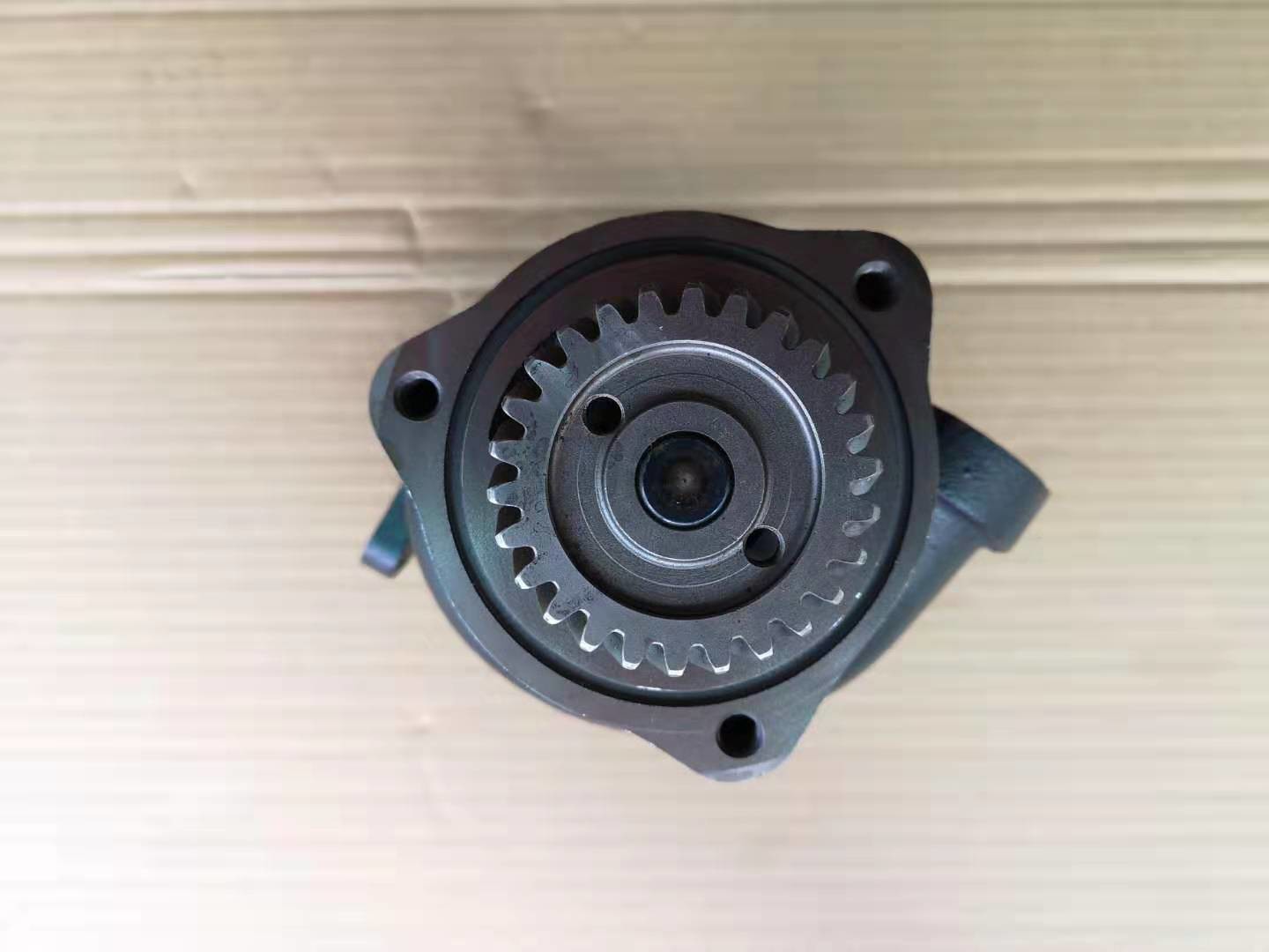 Nissan PF6T ISUZU Water Pump 21010-96266 Bevel Wheel Black Cast Iron Shell