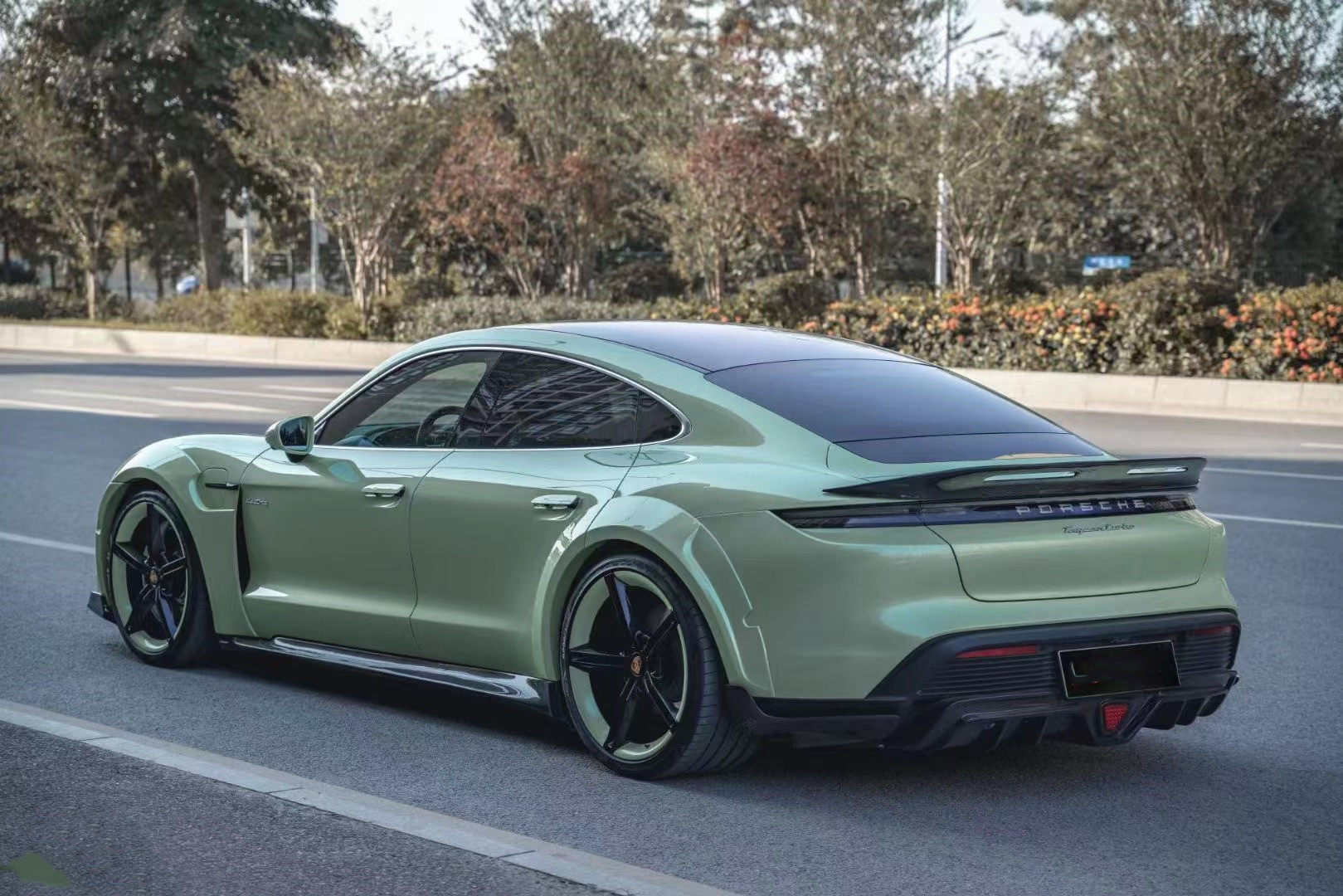 New Product for Porsche Taycan Carbon Fiber Body Kit Taycan Wide Bodyki Front Shovel Side Skirt Spoiler Diffuser