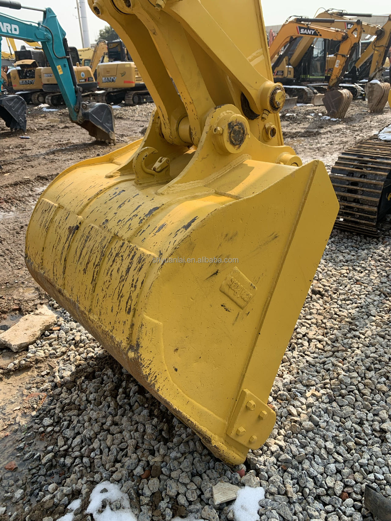 Excavating 22 tons of durable hydraulic track type PC Komatsu 220 second-hand excavator at a low price and selling well