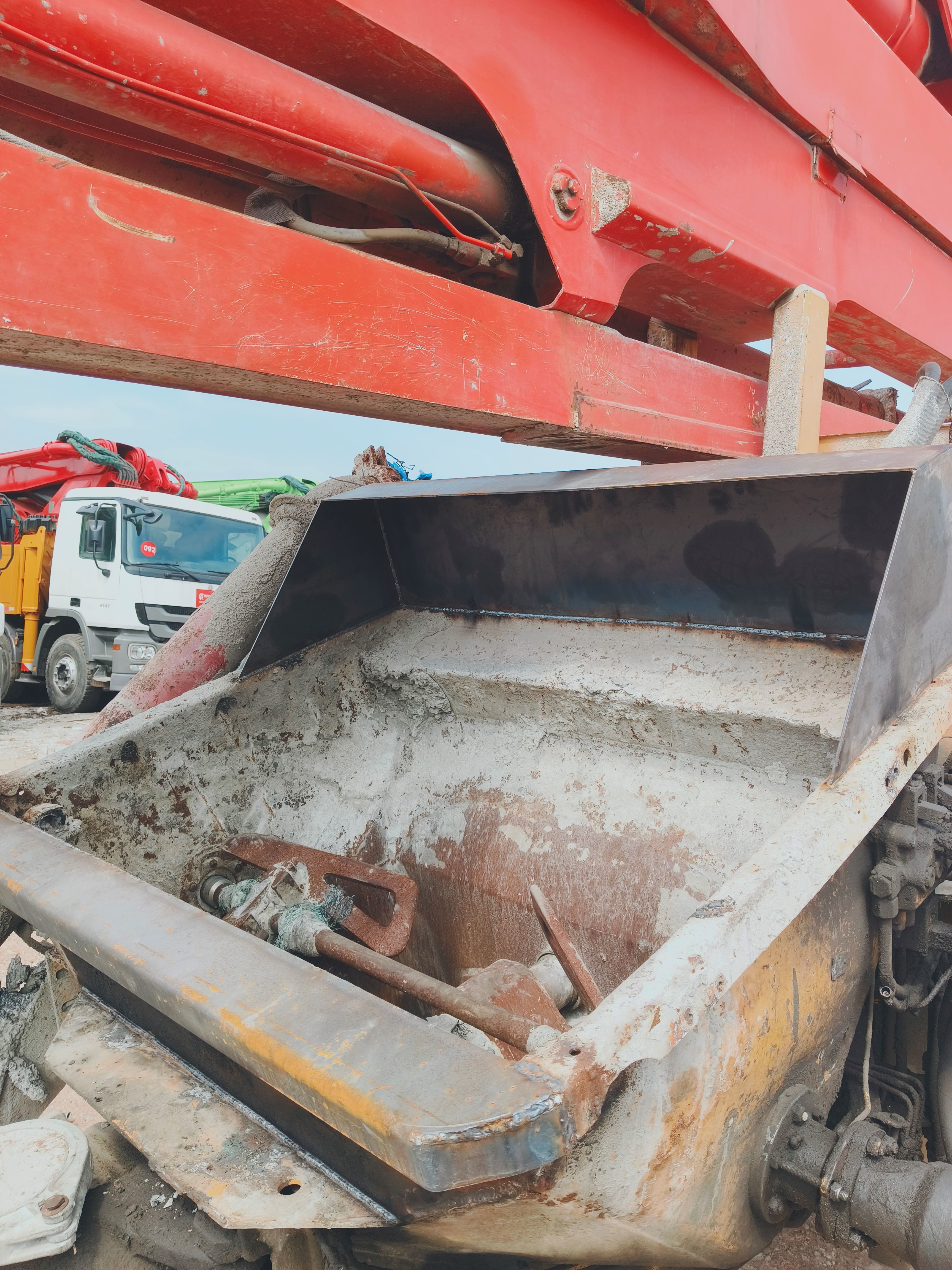 Red and Yellow Used Putzmeister Concrete Pump 38 Meters with Cylinder Type Structure