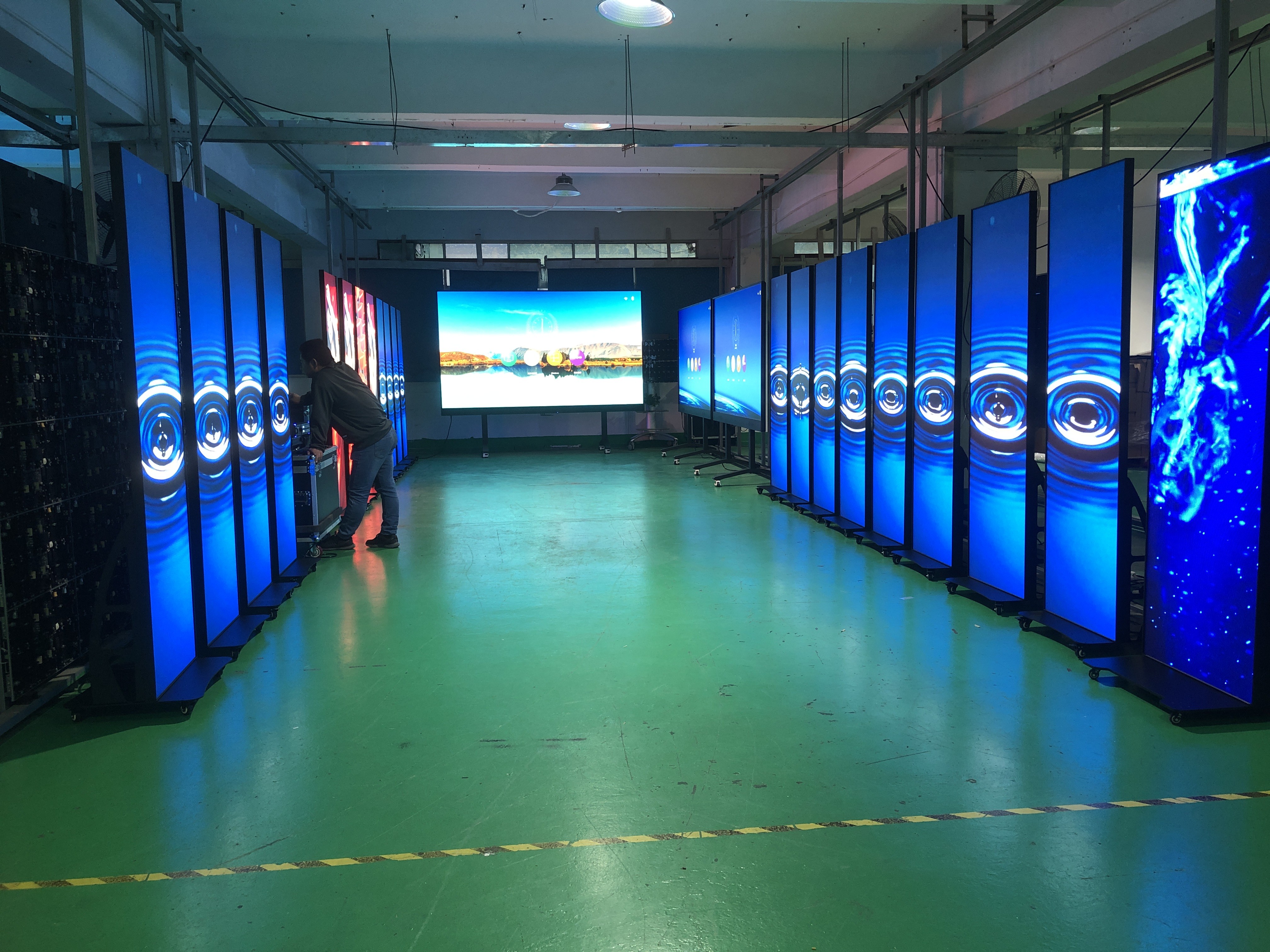 Outdoor LED Poster Display High Fresh Rate Standing Advertising Player P1.53 P1.86 P2