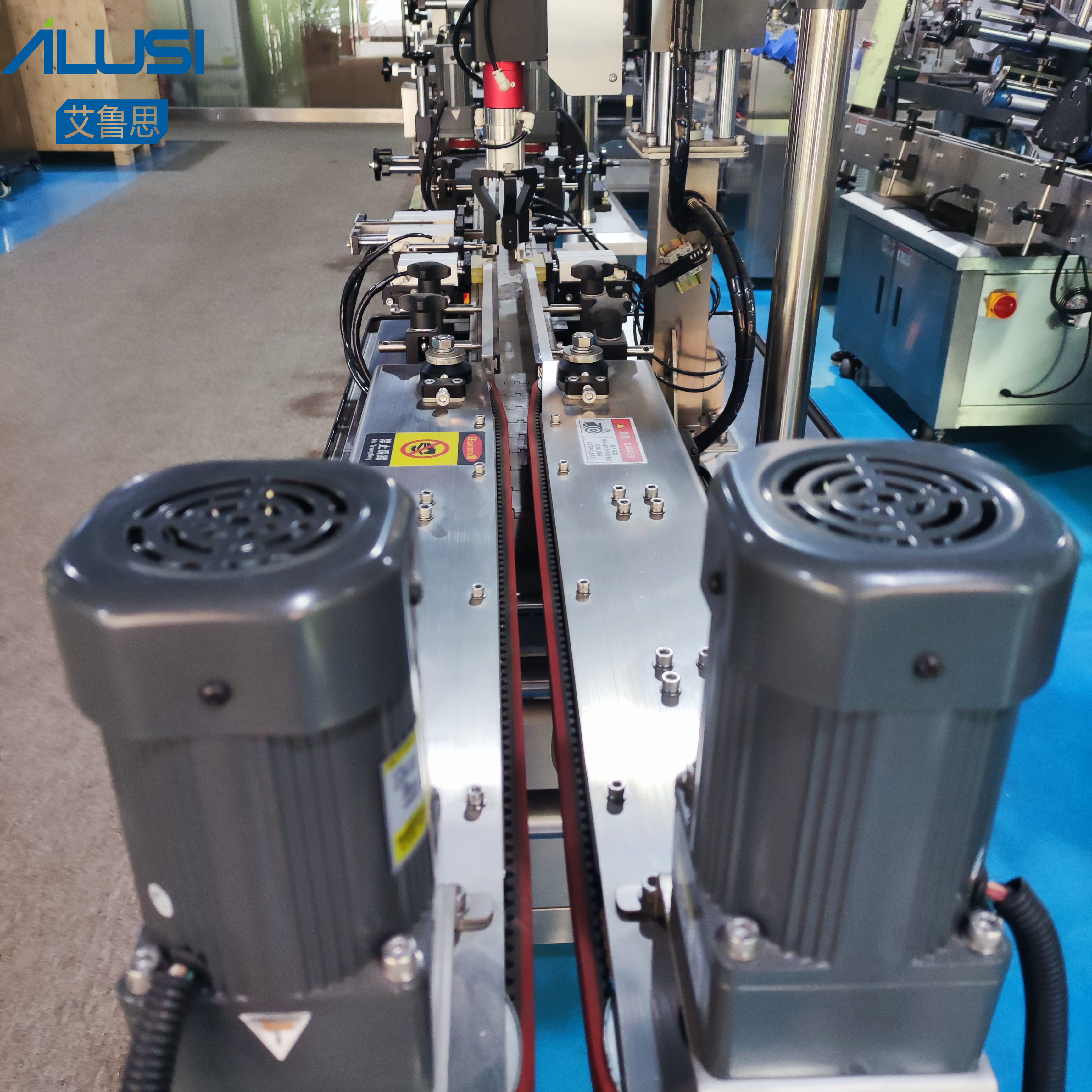PLC Control Automatic Screw Capping Machine For Glass Bottles With Metal Caps