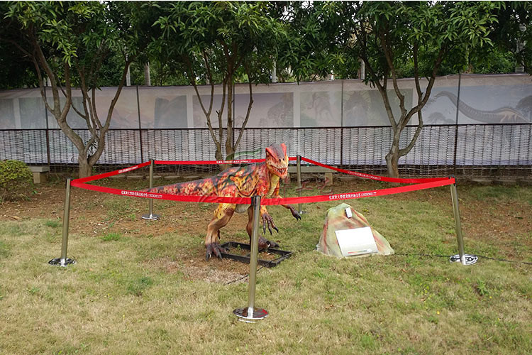 Realistic Coelurosaurs Dinosaur Lawn Statue Snow Proof For Festival Exhibition