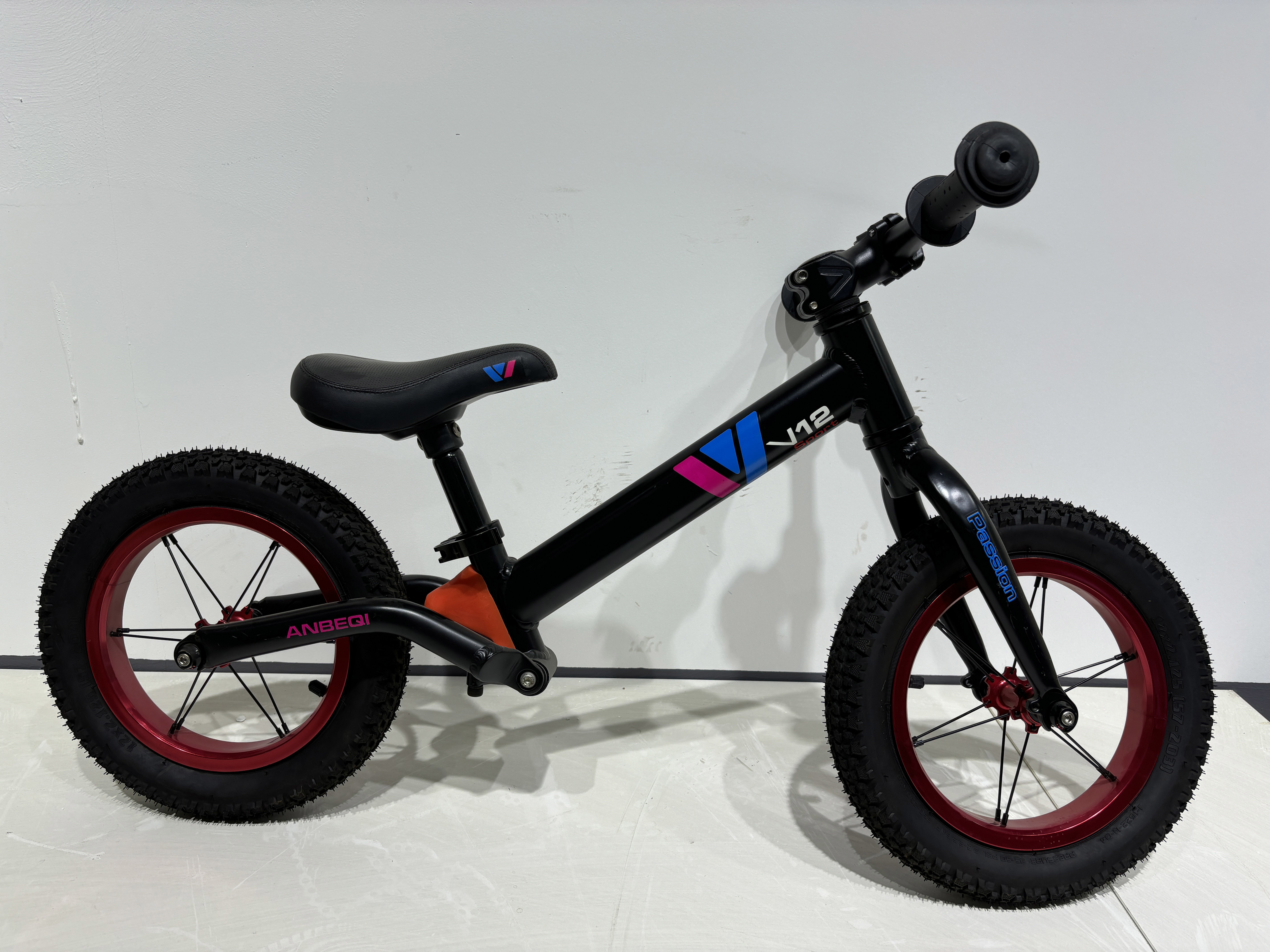 Comfortable Saddle Childrens Pedal Less Bikes Magnesium Alloy Frame 2 Wheel