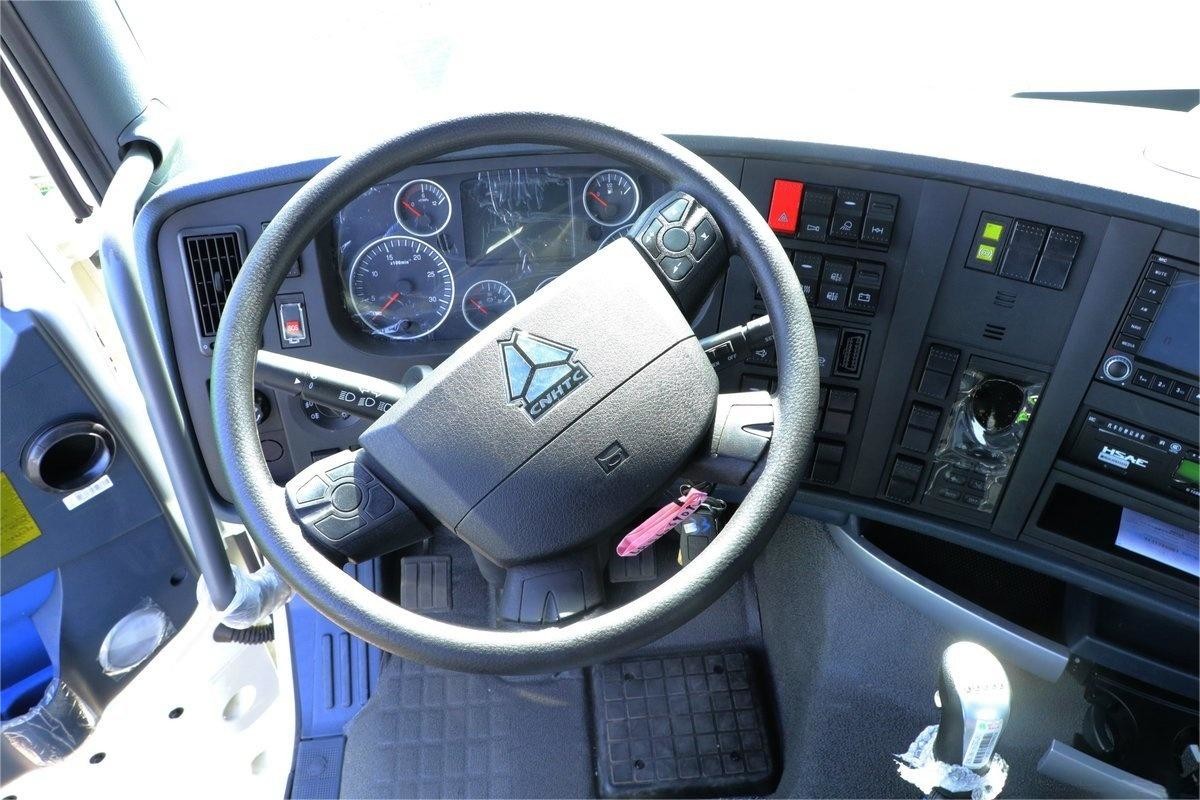 T7H Heavy Truck With Air Conditioning Hydraulic Buffer Deflector 6X4 Dangerous Goods Tractor
