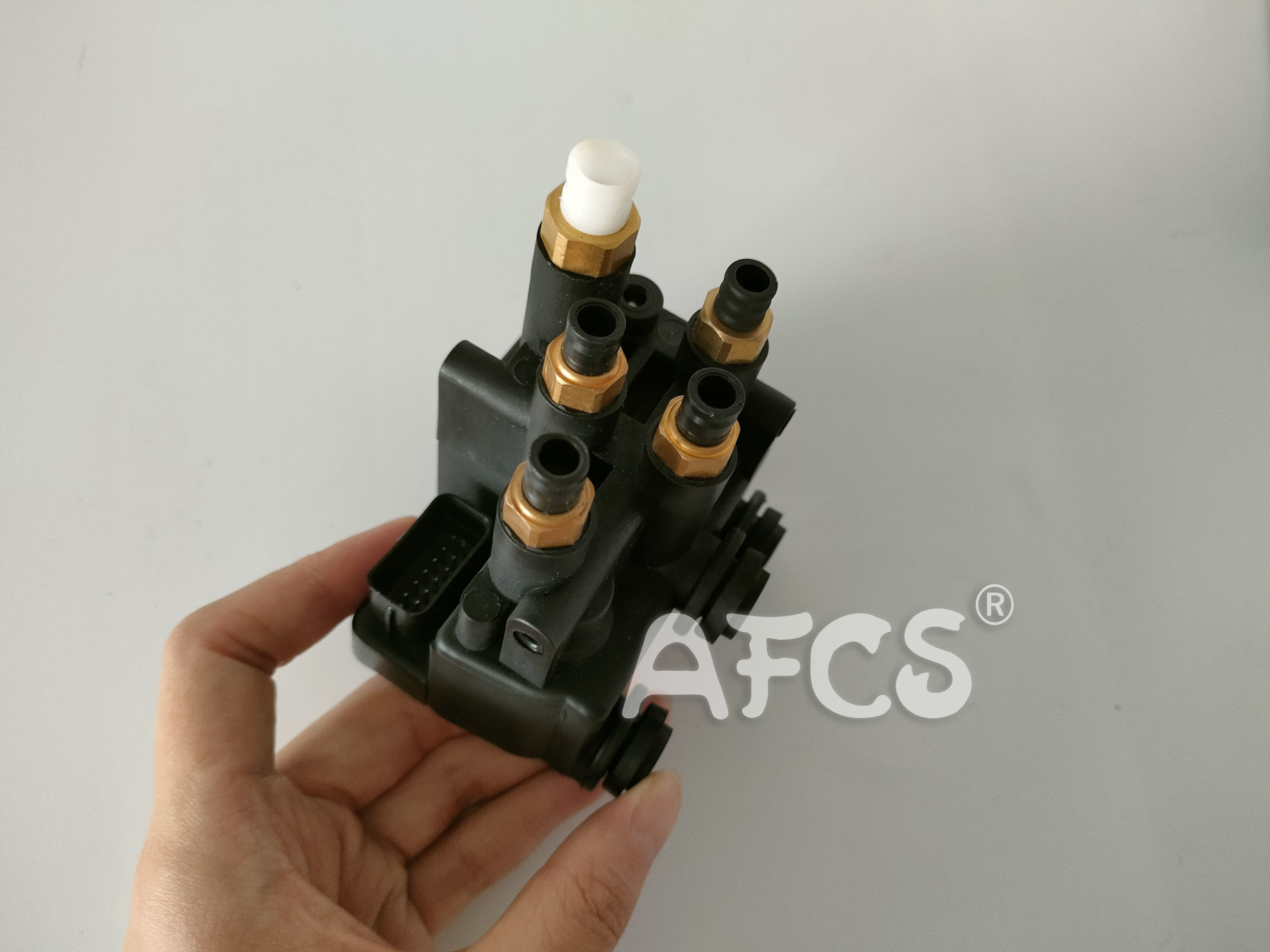 LR037081 LR037082 LR070245 Air Valve Block For Land Rover Defender Van