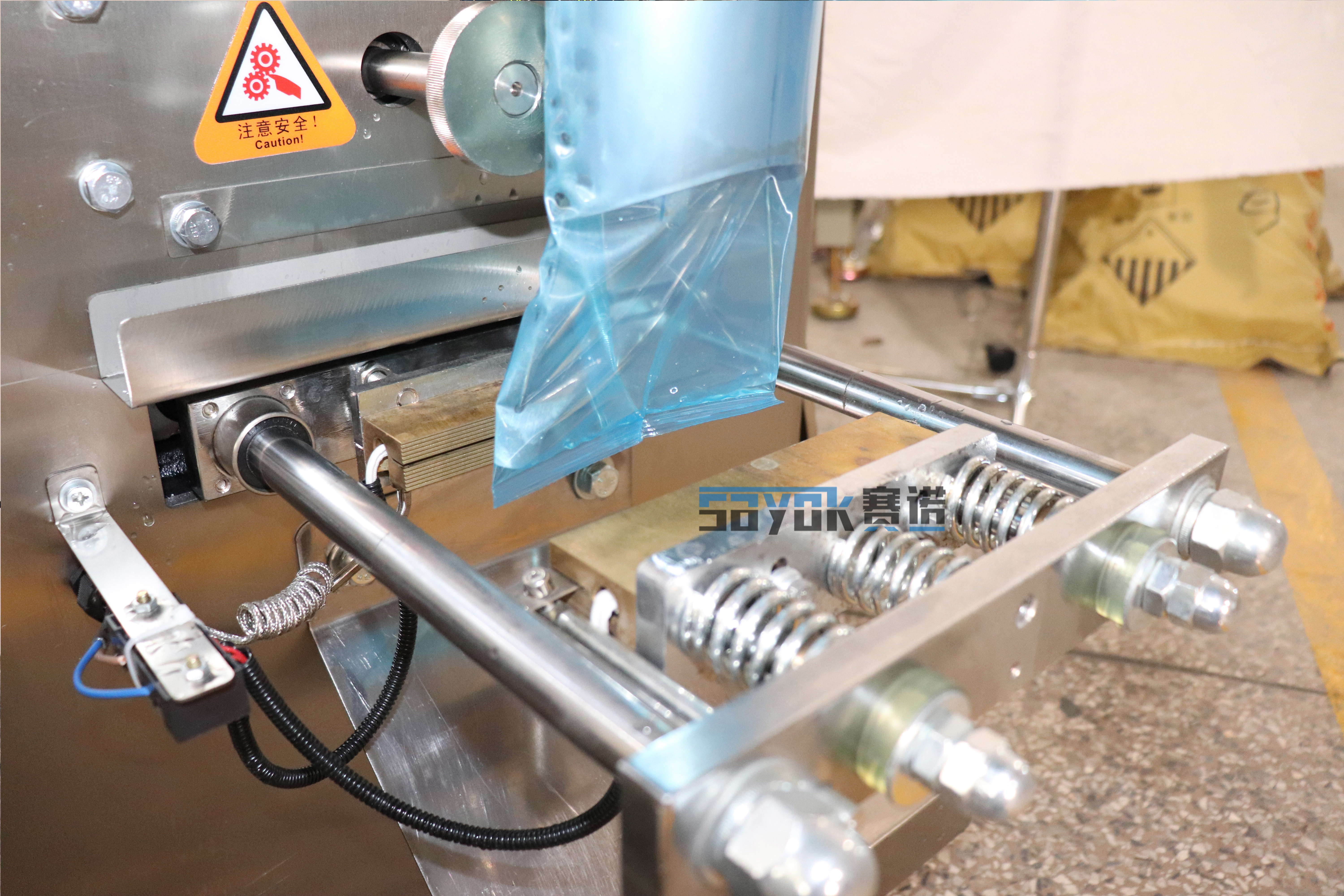 220V Vertical Semi Automatic Filling Packing Machine 1.8KW Chain Bucket